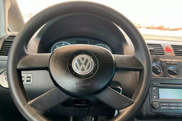 Двигателят тук, както обикновено, е дизелов. Мощността му е 101 к.с., като е съчетан с механична скоростна кутия. Салонът е 7-местен и има аудио-система с компакт-дискове.