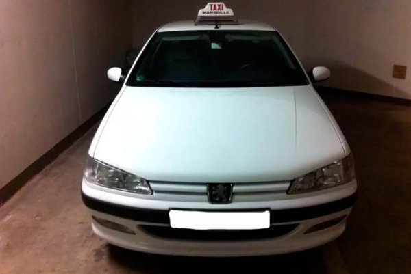 Пробег: 179 604 км

Цена: 6260 евро

А какво можете да кажете за Peugeot 406 с пробег от 179 604 километра, стилизирано като кола от много популярния филм &bdquo;Такси&ldquo;? Просто нещо с двигател от 110 конски сили, но емблема на такси &bdquo;Марсилия&ldquo;, както е в оригинала. То може да бъде купено за малко над 6200 евро.