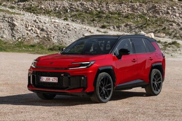 Стилът на двата японски SUV автомобила показва две различни личности. С най-новото поколение, което е на пазара от няколко месеца, Toyota RAV4 потвърждава своя здрав стил, подсказван от внушителна предна част, доминирана от C-образни светлини и шестоъгълна решетка в същия цвят като каросерията.

Линиите остават опънати и здрави като цяло, като долната част на купето е защитена с големи черни пластмасови покрития, които визуално са свързани с тъмния покрив на двуцветните версии. Отзад задното стъкло е по-вертикално в сравнение с преди, докато светлинните клъстери стават по-тънки и по-съвременни, отделени от новите надписи &bdquo;RAV4&ldquo;.
