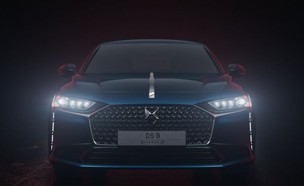 Френският лукс се завръща: отделилата се от Citroen марка DS е готова с новия автомобил на френските президенти. С конвенционално или хибридно задвижване, "деветката" предлага много интересен интериор с ар деко елементи. 
