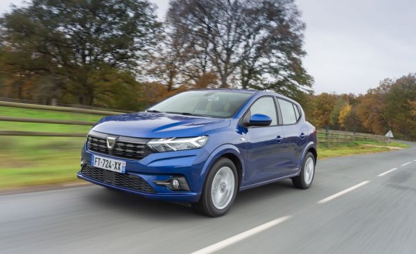 Дело на румънската дъщерна компания на Renault, това супермини не е точно готина кола. Но пък е чудесно да си вземеш чисто нов, съвсем приличен автомобил за едва около 7000 евро, обелязва Car&Driver. Разбира се, за тези пари ще получите само 65 коня, но с още две хилядарки можете да имате турбо с 90 конски сили, климатик и радио. Има и кросоувър версия с малко повече просвет и по-интересен външен вид. Вероятно последен шанс да имате евтина кола в Европа, защото там се задава електрическата революция, а една батерия за електромобил струва повече от самото Sandero. 
