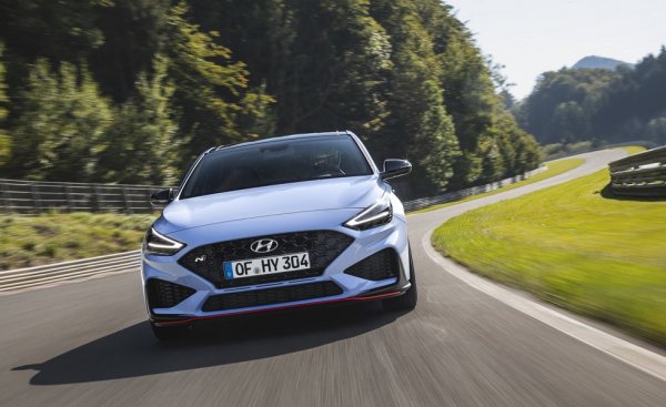 Агресивният, но достъпен като цена N30 ще се изкачи още едно стъпало нагоре със сериозния фейслифт и новата осемстепенна автоматична трансмисия с двоен съединител. Мощността ще се увеличи до 280 коня. И понеже за задвижването и окачването отговаря Алберт Бийрман, бившият шеф на BMW M, можете да очаквате и завидно пътно поведение. 
 