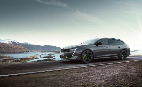 Eлегантното 508 получава върховата си версия в лицето на PSE - достъпна и като седан, и като комби. Задвижвано от 1.6-литров бензинов двигател в съчетание с електромотор и батерия, то развива 360 конски сили и, макар да не е точно конкурент на М3, е достатъчно спортно и вълнуващо.
