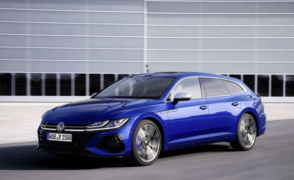 Флагманът на VW ще получи две обновления, които няма да стигнат до американската публика: първото e Arteon R с нов двигател с 320 конски сили. Второто - Shooting Brake версия, която според C&D добавя както практичност, така и стил. 
