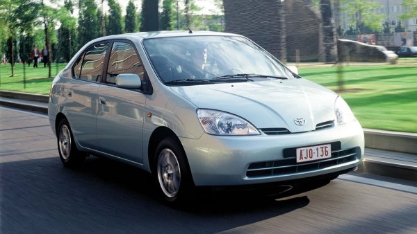 Първият Prius е представен през 1995 г. на автомобилното изложение в Токио, въпреки че пристига на пазара едва в края на 1997 г., като първоначална се предлага само в Япония. Нужно е сериозно обновяване през 2000 г. (XW11), за да започнат продажбите в останалата част от Азия, Америка и Европа.
