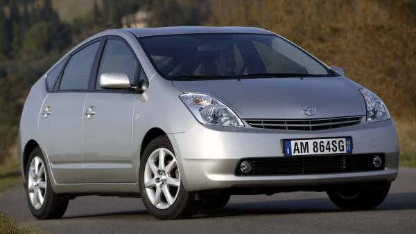 Втората серия на Prius коренно променя външния си вид и нараства на размери (от 4,30 метра на 4,45 метра), но запазва механиката, макар и с подобрена производителност. Бензиновият двигател нараства до 76 к.с. със 115 Нм въртящ момент и е в комбинация с електрически мотор с мощност 67 к.с., задвижван от нова, по-мощна батерия. Максималната мощност на системата е 110 к.с.