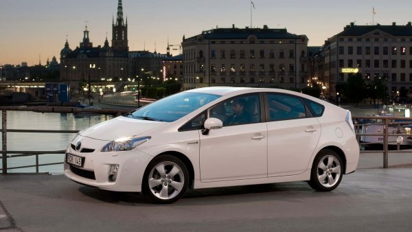 С третото поколение Prius предлага първата съществена еволюция на системата Hybrid Sinergy Drive, като двигателят 1.5 е заменен от 1.8, също работещ по цикъла на Аткинсън. Неговата мощност вече е 98 к.с., като са направени редица оптимизации по трансмисията. Така допълнително се намалява триенето и се подобрява икономията на гориво. Максималната мощност вече достига 122 к.с.