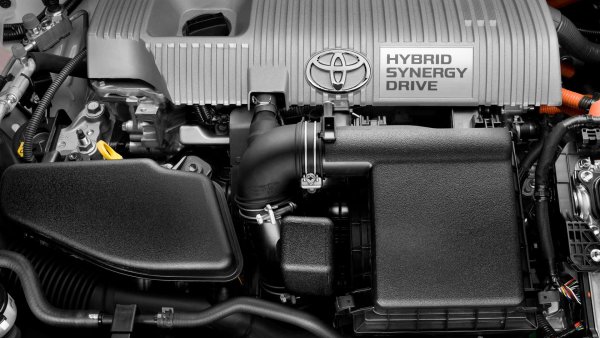 При това поколение семейството Prius се разширява с версията i, която е нещо като 7-местен MVP. Освен това за първи път се използва литиево-йонна батерия. Нейният капацитет е 4,4 кВт/ч, осигуряващи пробег от 23 км само на ток.

Prius III &ndash; обем на двигателя 1798 куб см, мощност - 122 к.с., разход - 3,9 л/100 км, вредни емисии CO2 - 89 гр/км

Prius III Plug-in &ndash; обем на двигателя 1798 куб.см, мощност &ndash; 122 к.с, разход на гориво &ndash; 2,1 л/100 км, вредни емисии CO2 &ndash; 49 гр/км.