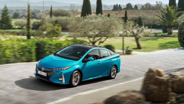 Четвъртото поколение Prius за първи път надминава 4,6 метра дължина, като за първи път използва новата платформа TNGA. Тя е по-лека и по-ефективна, като е комбинирана с подобрения по задвижването и с батерии с висока енергийна плътност. Двигателят 2ZR-FXE I4 постига термична ефективност от 40% и за първи път в историята на модела се предлага със задвижване на четирите колела, благодарение на втория електромотор, поставен отзад.