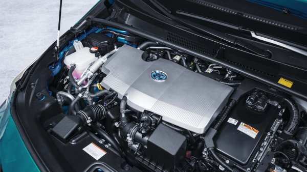Prius IV/AWD - обем на двигателя1798 куб. см, мощност - 122 к.с., разход - 4,2/4,8 л/100 км, вредни емисии CO2 - 94/109 гр/км.

Prius VI Plug-in &ndash; обем на двигателя 1798 куб. См, мощност - 122 к.с., разход - 1,3 l/100 км, вредни емисии CO2 &ndash; 29 гр/км