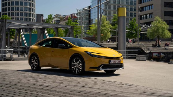 Най-новият Prius, който е на пазара от 2023 г., потвърждава избора между класически пълен хибрид. Той остава верен на двигателя 1.8, и нов, по-мощен plug-in, който се превръща в единствената опция, предлагана на пазари като Европа, където е необходимо да се прокарат най-високите форми на електрификация.