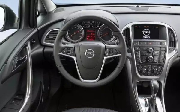 Също така, механиката на флуидите е чувствителна към чистотата на работната течност. Първите, които страдат от мръсно масло, са контролните соленоиди. Течността трябва да се сменя на всеки 60 000 км, което изисква малко повече от осем литра масло Dexron VI. Най-голямата трудност възниква при смяна на филтъра &ndash; това изисква частично разглобяване на скоростната кутия. С подходяща грижа автоматичната машина изминава 250 000 км.