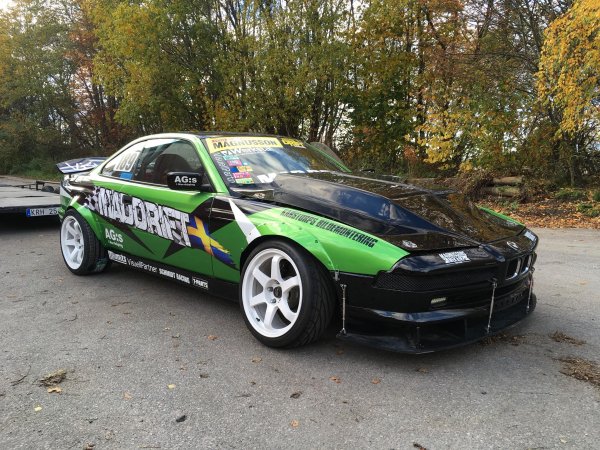 Какво ще кажете за E31 за дрифт? Някой си Андреас Магнусон от Швеция монтира в 8-series двигател от Jaguar, но след това променя решението си и го заменя с 4.4-литров от M5 F10. Мощността от 500 коня му се струват малко, затова я увеличава до 864 и като дава газ ...