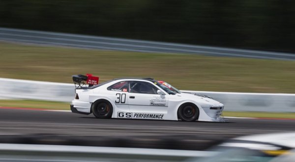 В Норвегия пък има бяла "осмица", на която всички останали могат да й дишат прахта ... Нейният V12 с турбокомпресор развива 1378 коня! Добавете към това голия салон, аеродинамичните елементи и ще кола за рекорди. Двигателят на този автомобил дори не се побира под капака, така че за него се налага да бъде изрязана отделна секция.