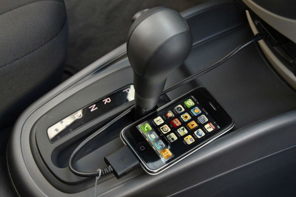 Макар да ползва по същество същите агрегати като Hyundai, Kia например изобщо не препоръчва смяна на маслото в ръчната трансмисия за бестселъра си Sportage и за Rio. При версиите с автомат маслото се сменя на 90 000 км, а в тези с 4х4 се препоръчва и замяна на течността в предния и задния редуктор на всеки 105 000 км. 
