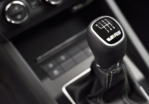 Чешката компания също настоява, че и механичните, и автоматичните й трансмисии не се нуждаят от обслужване. Това важи и за редуктора на задния мост. Единствено при роботизираните кутии с двоен съединител тип DSG - всъщност най-често срещаните у нас - се препоръчва смяна на маслото на всеки 60 000 км. Същото важи и за Haldex съединителя на версиите със задвижване на 
