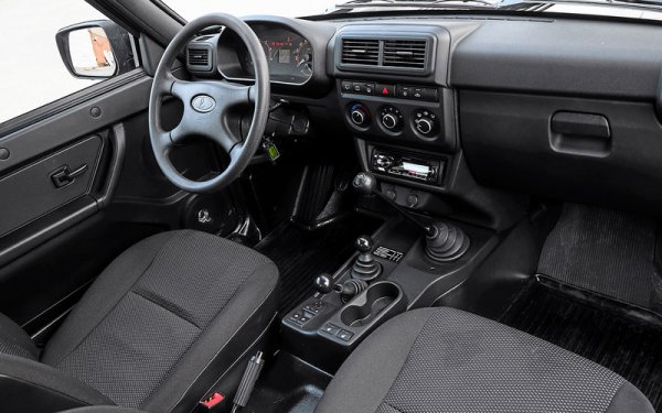 В руските модели с предно предаване, без значение каква е кутията, маслото трябва да се подмени по спецификации на всеки 180 000 км - показател, който доста учудва експертите на "За Рульом" (толкова по-качествени от друггите ли са трансмисиите на ВАЗ?). 
При Лада Нива обаче маслото в скоростната и раздатъчната кутии, както и това в редукторите на предната и задната ос се сменя на всеки 40 000. Първата смяна обаче трябва да стане още след 2-3 хиляди километра.
