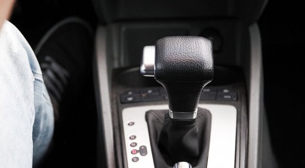 При роботизираните кутии DSG (с кодове DQ250 и DQ500) маслото се подменя на 60 000 км. При по-съвременната DQ381 - на всеки 120 000 км. В моделите с пълно задвижване маслото в халдекс съединителя се сменя на всеки три години. 
При ръчните трансмисии на модели като Polo и Jetta се препоръчва проверка на 30 000 км. При по-старите класически автоматици - на 60 000. 
