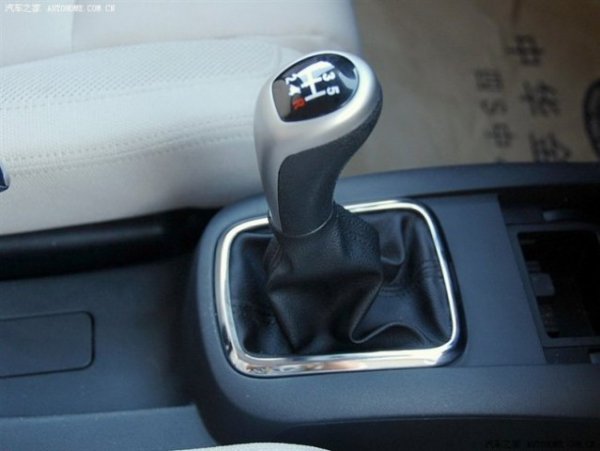 Вероятно най-честен е отговорът на китайската компания, която обаче не присъства в ЕС и съответно в България. Тя препоръчва при механичните й трансмисии първа смяна на 10 000 км, и последващи на 40 000 км, или на 3-4 години. 
Ранната първа смяна е много логична: при чисто новите агрегати по детайлите има някои неравности и несъвършенства в повърхностите, които бързо се превръщат в стружки. Своевременното им премахване удължава значително живота на трансмисията. Това важи както за ръчните скорости, така и за т. нар. "роботизирани" трансмисии. 
При автоматичните се препоръчва веднъж на 60 000 км или на шест години. 
