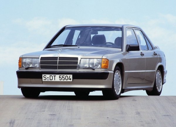 Догодина олдтаймер ще стане и Mercedes-Benz 190 E 1.8. Преди 30 години моделът завинаги се разделя с карбураторните двигатели. Той получава 4-цилиндров мотор с мощност 109 к.с., който е доста издръжлив. В същото време това е най-евтиният модел на Mercedes на пазара, като именно на него са падат около 2/3 от продажбите на 190 по това време.
