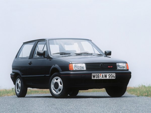 Преди 30 години второто поколение на малкият хечбек VW Polo е обновено сериозно, като автомобилът получава правоъгълна оптика вместо предишните кръгли светлини. Появят се обтекаеми детайли по каросерията, както и напълно променен интериор. Особено популярни са версията GT с 1,3-литров мотор със 75 к.с., както и G40 със 115 к.с., която дори участва в състезания. Това поколение на модела само с 3 врати или като комби (пак с 3 врати).
