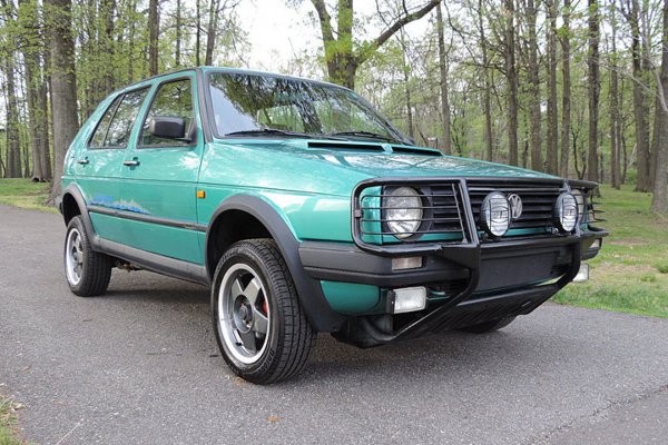 В наши дни бихме нарекли този автомобил кросовъри или дори всъдеход, но всъщност това е "вдигната" версия на второто поколение на Golf, оборудвана със задвижване на четирите колела. Преди 30 години хечбекът с повишена проходимост е построен на базата на стандартния Golf CL Syncro с двигател с 98 к.с. Моделът се произвеждан от май 1990 до декември 1991 г. в завода Steyr-Daimler-Puch в Грац (Австрия), като получава увеличен с 18 см пътен просвет, тръбна рама под каросерията и допълнителна защита на двигателя. За 18 месеца са произведени 7735 такива машини.
