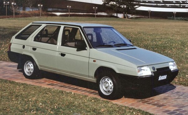 В началото на 90-те години Skoda пусна на пазара два модела - Felicia и Felicia Combi, които бързо натрупаха популярност. Техният предшественик е ръбатият Favorit, чието производство стартира още през 1987 г. Технически той е почти идентичен с Felicia. А през 1990 г. чехите пуснаха и комбито Forman, което е на път да стане класика.
