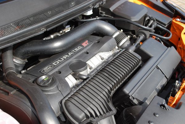 2008 Ford Focus ST. Оборудван е с пет цилиндров агрегат с обем 2.5 литра и мощност 225 к.с. Ускорението от 0 до 100 км/час е за 6.8 сек.