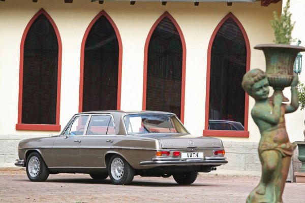 Mercedes-Benz 300 SEL 6.3. Автомобилът е възстановен от тунинг студиото Vath 
