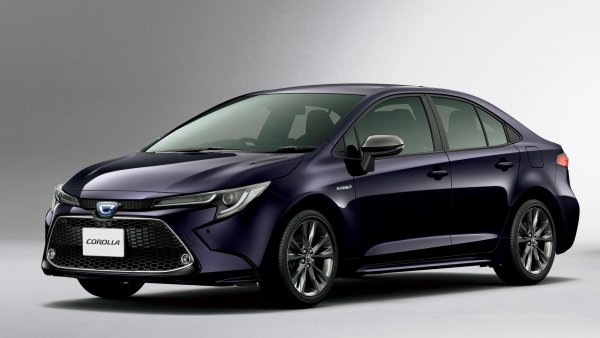 Името Corolla, което японците използват на всичките си основни пазари, отдавна се е превърнало в най-продавания автомобилен модел в историята. През миналата година Toyota най-после го върна и в Европа, отказвайки се от името Auris за компактния си хечбек. През миналата година само от седан версията на Corolla са продадени над 1.2 милиона бройки. 
