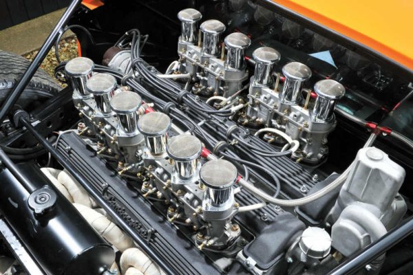 Класиките никога не излизат от мода, само вижте този V12! Монтиран е средно разположен двигател и с него това Lamborghini ускорява от 0 до 100 км/ч за 6,7 сек, достигайки максимална скорост от 280 км/ч благодарение на мощността си, която така или иначе e над 350 к.с.
