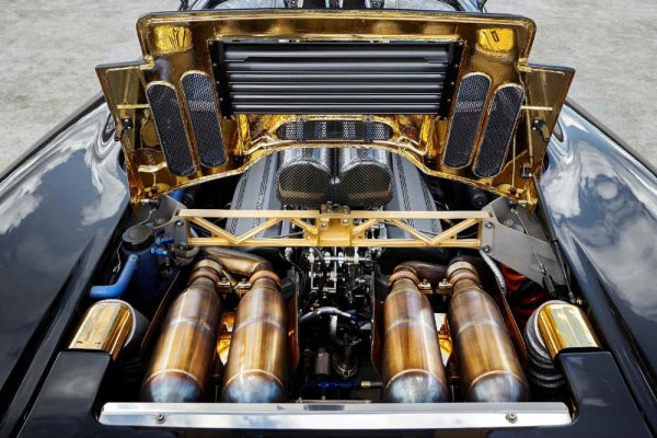 Това не е нито първият, нито последният V12 в списъка, но е единственият със стени на двигателния отсек, покрити със злато, не за показ, а по термични причини. В края на краищата, това е един от най-добрите суперавтомобили в историята, и не само заради двигателя му с мощност над 600 к.с.
