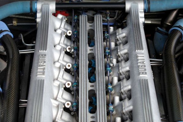 Бащата на Veyron и дядото на Chiron, EB110 е генезисът на тази династия от суперавтомобили: 3.5-литров V12 с мощност от 560 к.с., компресорно пълнене от четири турбокомпресора. Никога няма да остане незабелязан.
