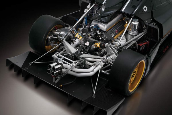 Истинско произведение на инженерната мисъл, допълнено от зашеметяваща четворна изпускателна система. Разполага с V12 двигател, взаимстван от AMG, произведен от Mercedes-Benz. Той може да развие до 800 к.с., което позволява ускорени от 0 до 100 км/ч за по-малко от 3 сек.
