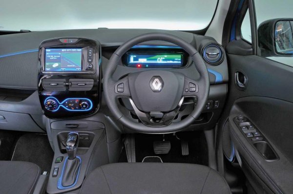 Затова по-добрата идея е версията R110 ZE40 след 2018 година. Тя е с по-голяма батерии и минава над 330 км с едно зареждане, а това я прави по-добро предложение от ранните версии на Kia Soul EV, които изминават по-малко километри. Освен това, Zoe е по-евтино от  Nissan Leaf и Tesla Model 3.
