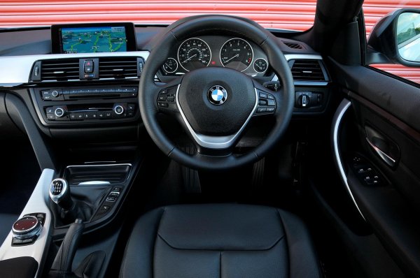 Двигателите също са отлични, като бензиновите опции варират от 4-цилиндровия при 420i с 186 к.с. до 6-цилиндров на 440i с 326 к.с. Не са за пренебрегване икономичните и гладки дизели с 4 и 6 цилиндъра, а към това може да добавите щедър багажник и елегантен интериор.

Версията BMW 420i Gran Coup&eacute; от 2019 годинта в ниво на оборудване M Sport струва около 21 000 лири, а това позволява спестяване на огромна сума от това, което същият автомобил струва като нов.
