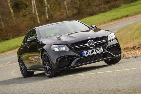 Този автомобил идва в S-версия с 4,0-литров туин-турбо V8 двигател с 612 к.с., който издава вълнуващ звук и едновременно с това превъзхожда като характеристики много от суперколите. Като и при неговия голям конкурент BMW M5, интелигентната система за задвижване на четирите колела помага да се разгърне цялата тази мощност във всякакви условия, а това прави колата още по-сигурна на пътя.
