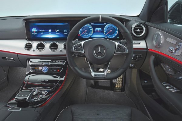 На всичкото отгоре E63 идва като седан, но е практичен като комби. В салона има достатъчно място, а багажникът е готов да приеме голям брой куфари. Всичко това обаче си идва на доста висока цена, като тя превъзхожда конкурентите Audi RS6 или BMW M5, но си заслужава.
