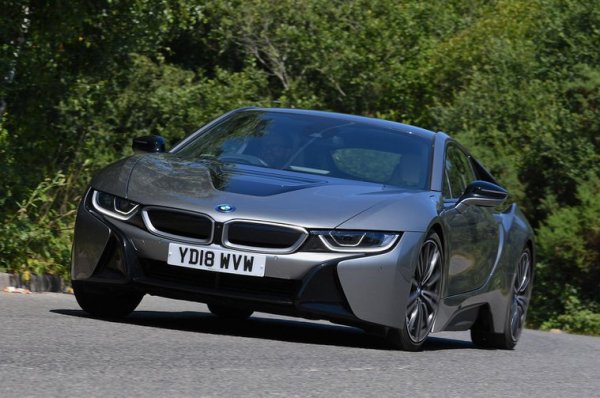 С пускането на i8 BMW смело пренаписа традиционната формула за спортни автомобили. Неговият външен вид е комбиниран с нова хибридна система, в която влизат 1,5-литров бензинов турбодвигател и електромотор. Това позволява ускорение от 0 до 100 км/ч за 4,4 секунди.
