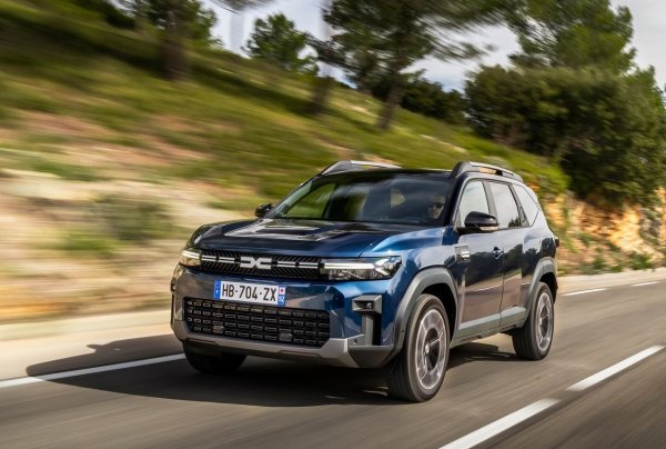 С Dacia Bigster румънският производител навлезе за първи път в сегмента c-SUV и го направи по свой собствен начин &ndash; като се фокусира върху отличното съотношение качество/цена. Това добавя допълнителна практичност към консолидирания стил на Duster, което се доказва от над 600 литра багажника в по-малко просторните му конфигурации. 

Има голям избор от двигатели, с меки хибриди (включително 4x4), както и икономичен LPG вариант.

&bull;	Размери: 4570/1810/1710 мм

&bull;	Багажник: 612-702/1912-2002 литра

&bull;	Двигатели: MHEV 1.2 - 131 к.с., MHEV 1.2 - 140 к.с., HEV 1.8 - 155 к.с., LPG 1.2 - 140 к.с.
