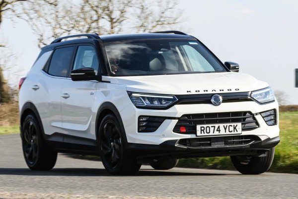 Бензинът и LPG са двете решения, предлагани от KGM Korando: и двете са базирани на 1,5-литров двигател с 4 цилиндъра и мощност 163 к.с., комбиниран стандартно с ръчна скоростна кутия и предно задвижване (предлага се също автоматична и задвижване на четирите колела). 

Каросерията има изваяни форми, а вътре в кабината атмосферата е приятна, въпреки че твърдите пластмаси са в изобилие. Капацитетът на багажника е отличен, особено като се има предвид сравнително компактните външни размери.

&bull;	Размери: 4450/1870/1630 мм

&bull;	Багажник: 551/1248 литра

&bull;	Двигатели: бензинов 1.5 - 163 к.с., LPG 1.5 - 163 к.с.

