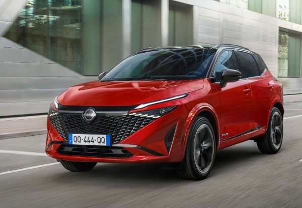 Nissan Qashqai всъщност постави началото на ерата на кросоувърите и сега е едно от най-компактните предложения сред c-SUV моделите с дължина 4430 мм. Ако капацитетът на багажника не е основната му сила, поне при вариантите с 4х4, предлагането на двигатели е по-широко. 

Има два варианта на 1.3 бензинов двигател (140 или 158 к.с.) и пълен хибрид, при който електрическият мотор с мощност 205 к.с. се захранва от малък ДВГ, който действа като генератор за батерията.

&bull;	Размери: 4430/1840/1630 мм

&bull;	Багажник: 455-504/1379-1447 литра

&bull;	Двигатели: MHEV 1.3 - 140 к.с., MHEV 1.3 - 158 к.с., HEV 1.5 - 205 к.с.
