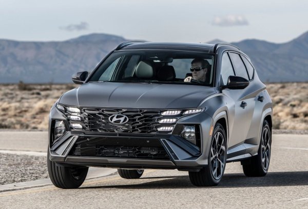 Бензин, пълен хибрид, plug-in хибрид и дори мек хибриден дизел са предлаганите опции за Hyundai Tucson. Корейският SUV се откроява, благодарение най-вече на иновативната си предна част, включваща решетка с интегрирани фарове. 

Кабината има технологично усещане и е съсредоточена върху два 12,3-инчови екрана (единият за арматурното табло, другият за инфотейнмънт), интегрирани в извита повърхност.

&bull;	Размери: 4510/1870/1650 мм

&bull;	Багажник: 546-616/1721-1795 литра

&bull;	Двигатели: 1.6 бензин - 150 к.с., 1.6 HEV - 239 к.с., 1.6 PHEV - 288 к.с., 1.6 дизел MHEV - 136 к.с.
