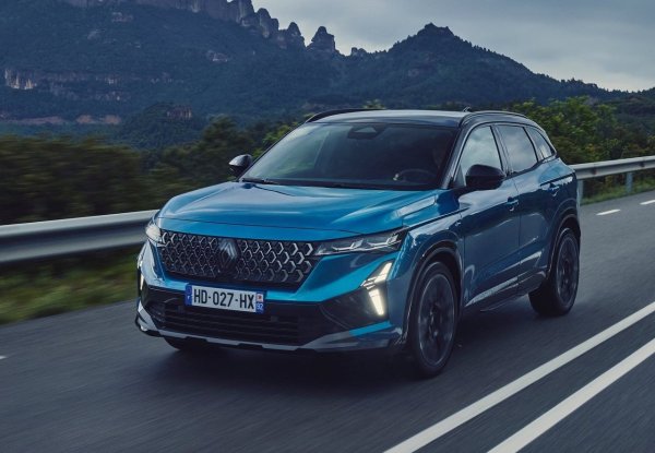 Багажникът също не е силната страна на Renault Austral, достигайки близо 500 литра само при меките хибридни варианти с 1,3-литровия четирицилиндров двигател с турбокомпресор и мощност 150 к.с., докато пълнохибридните версии с 1,2-литровия E-Tech достигат само 430 литра (въпреки че задната седалка може да се плъзга). 

Френският SUV компенсира това с технологичен и добре сглобен интериор, включващ таблото и екраните на мултимедийната система, разположени в лъскав черен L-образен елемент. Липсва му обаче задвижване на всички колела.

&bull;	Размери: 4530/1830/1620 мм

&bull;	Багажник: 430-487/1455-1525 литра

&bull;	Двигатели: 1.3 MHEV - 148 к.с., 1.2 HEV - 199 к.с.
