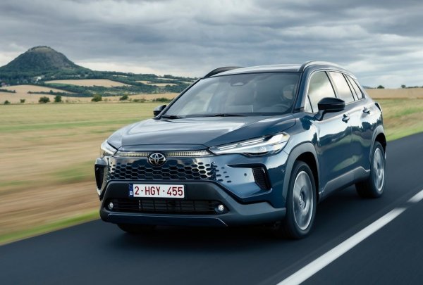 Цената се покачва при Toyota Corolla Cross заради напълно хибридно предложение, състоящо се от два двигателя - 1.8-литров със 140 к.с. и 2.0-литров със 179 к.с., и двата с CVT трансмисия. Те са ефективни в града, но по-малко приятни при по-високи скорости. 

Интериорът не е особено оригинален, докато капацитетът на багажника е приличен само при версията с 1.8, докато при 2,0-литровия вариант със задвижване на всички колела е едва 390 литра.

&bull;	Размери: 4460/1830/1620 мм

&bull;	Багажник: 390-473/1324-1407 литра

&bull;	Двигатели: 1.8 HEV - 140 к.с., 2.0 HEV - 179 к.с.

