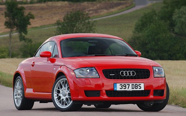 Всички бяха удивени от дизайна на оригиналното Audi TT, когато той беше представен през 1998 година. Когато колите тръгнаха по пътищата започнаха да пристигат съобщения за много катастрофи. Наложи се компанията да изтегли автомобилите в сервизите си, за да преразгледа окачването и да постави заден спойлер, както и да промени някои настройки. Това реши проблема.