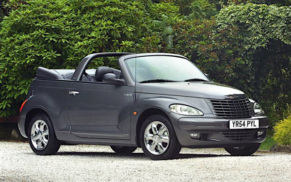 Кабриото PT Cruiser беше забележително заради своя външен вид, но имаше и някои проблеми. Един от тях е, че предните колани са така разположени, че да пречат на достъпа до задните седалки. Който иска да се настани там, трябва или да натисне коланите надолу или да ги издърпа нагоре, за да се провре под тях.