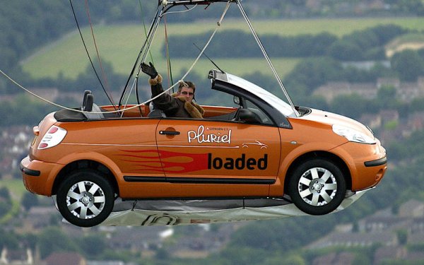 Pluriel е френската дума за &bdquo;множествено число&ldquo;. Citro&euml;n го използва, за да подчертае факта, че тази производна на модела C3 може да бъде конфигурирана в различни стилове на каросерията. Един от тях беше кабриолет. Това може да се постигне чрез премахване на релсите на покрива, които се простират от горната част на предното стъкло до капака на багажника. За съжаление, няма място в колата, където да бъдат поставени, а това означава да бъдат оставени у дома. Ако обаче времето се развали, целият интериор ще се намокри. 