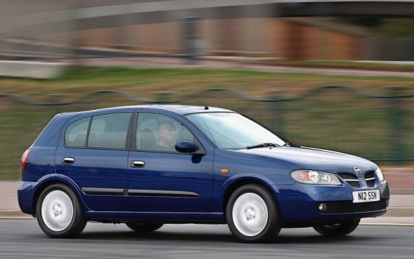 Един от двигателите, предлагани за второто поколение Nissan Almera, беше 2,2-литров турбодизел. Той се справяше добре, но и беше много шумен. При движение по магистрала това не е чак такъв проблем заради вятъра и шума от пътя, но пък при ниски скорости нещата направо са ужасни.