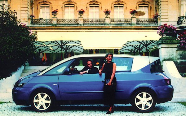 Вратите на купето Avantime (или SUV или каквото и да беше) бяха огромни и тежки. Ако бяха окачени нормално, щеше да е почти невъзможно да се отворят на паркинг, без да се удари друга кола. В Renault заобиколиха този проблем, като поставиха на модела двойни врати. Те обаче са крайно неудобни за хората, които трябва да се возят на задните седалки. Вероятно е имало и по-добро решение.